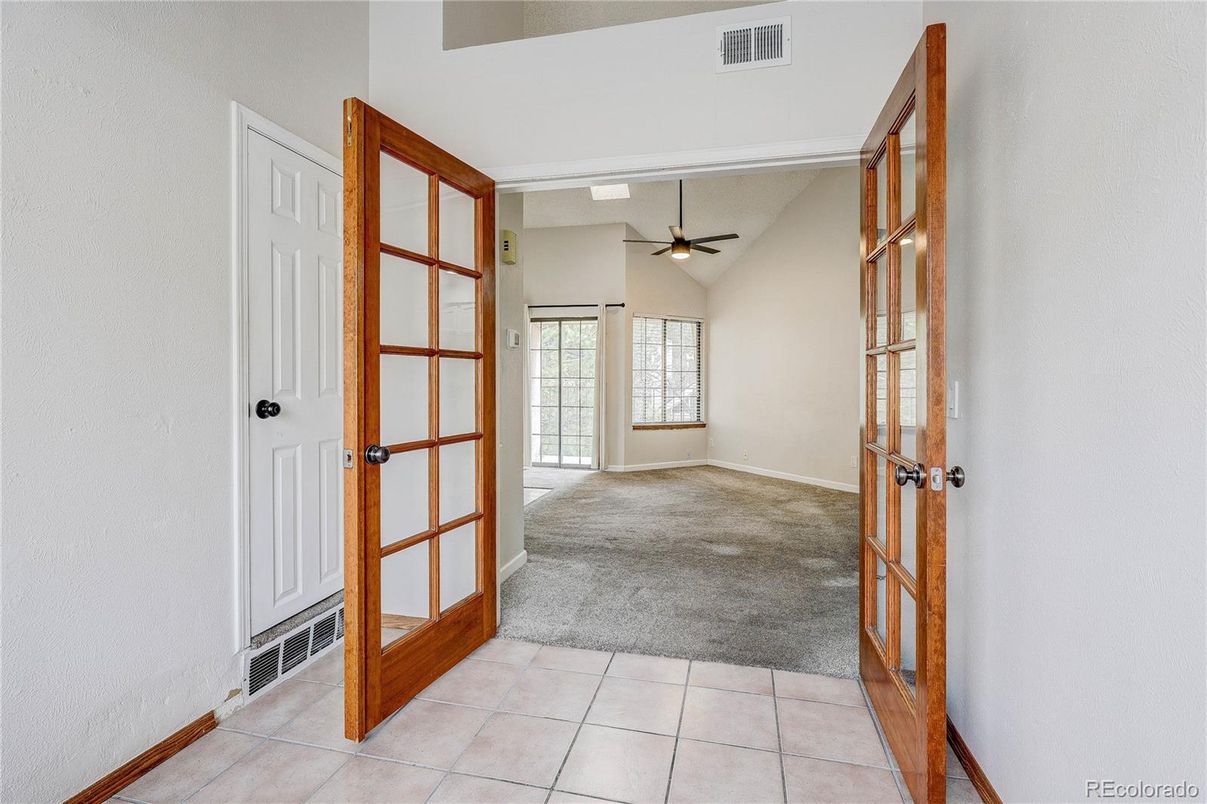 Empty room, Interior