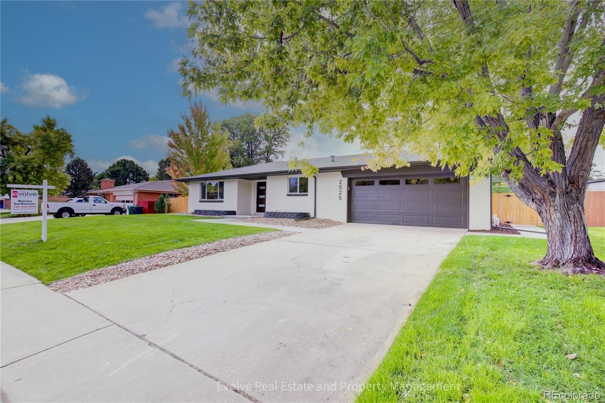 Attached, Exterior, Facade, Ranch