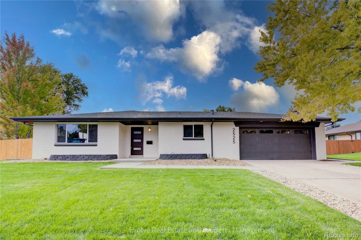 Attached, Exterior, Facade, Ranch