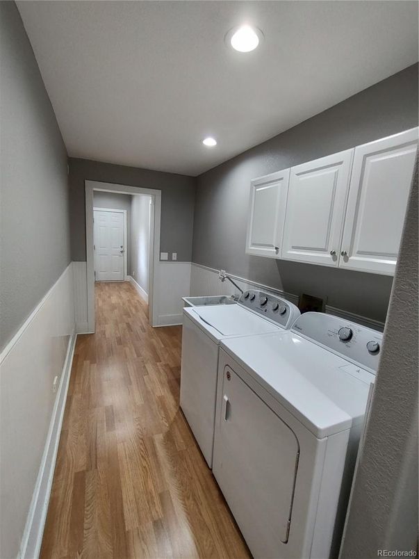 Interior, Recessed Lighting, Washer, Wood Texture Flooring