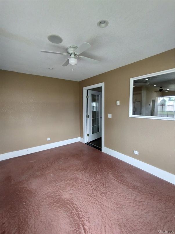 Empty room, Interior