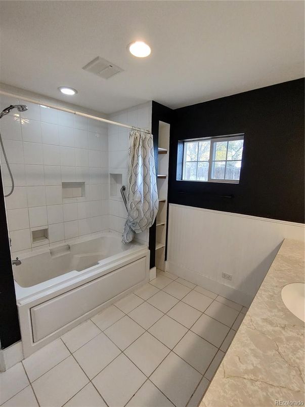 Bathroom, Interior, Recessed Lighting