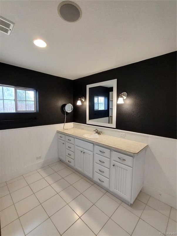 Bathroom, Dual Sink Vanities, Interior, Recessed Lighting