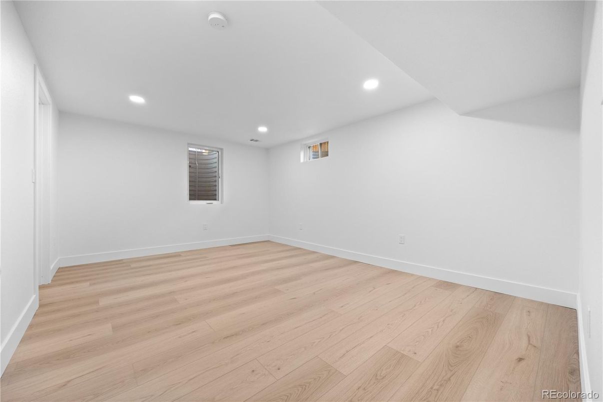 Empty room, Interior, Recessed Lighting, Wood Texture Flooring