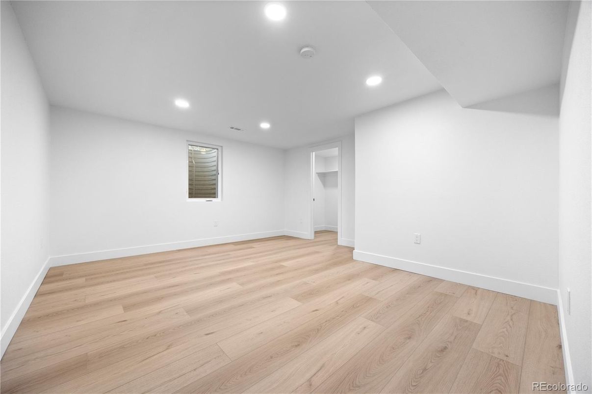 Empty room, Interior, Recessed Lighting, Wood Texture Flooring