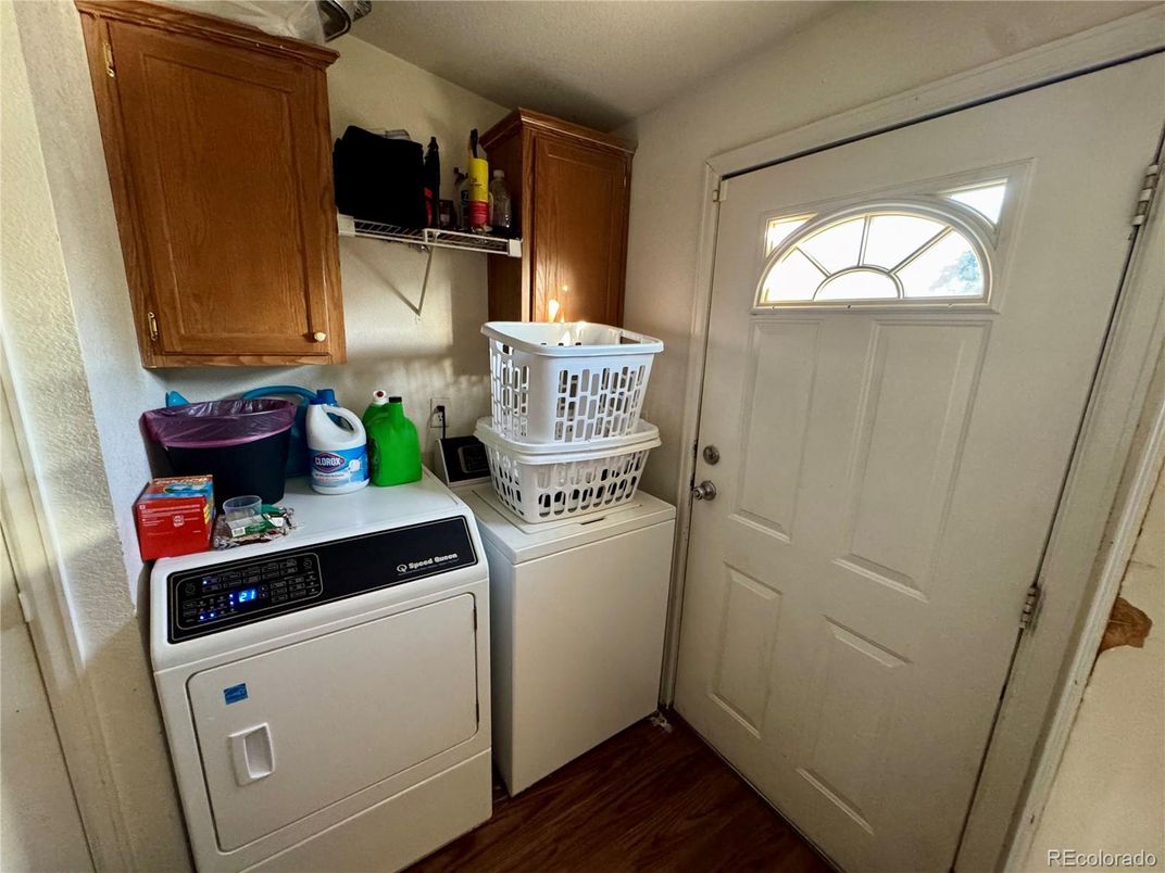 Interior, Washer, Wood Texture Flooring