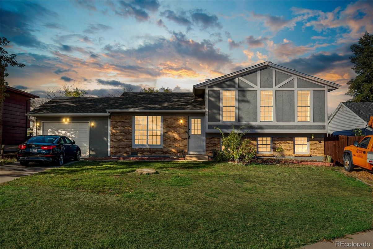 Attached, Exterior, Facade, Split Level