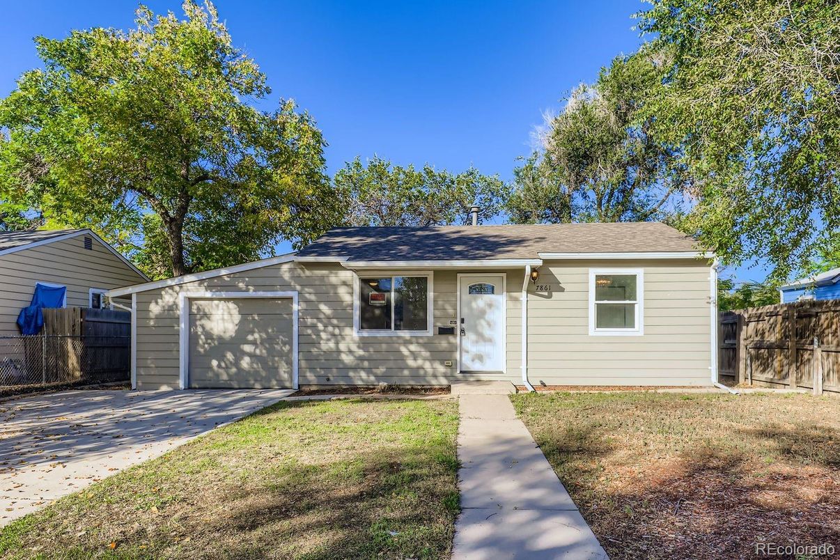 Attached, Exterior, Facade, Ranch