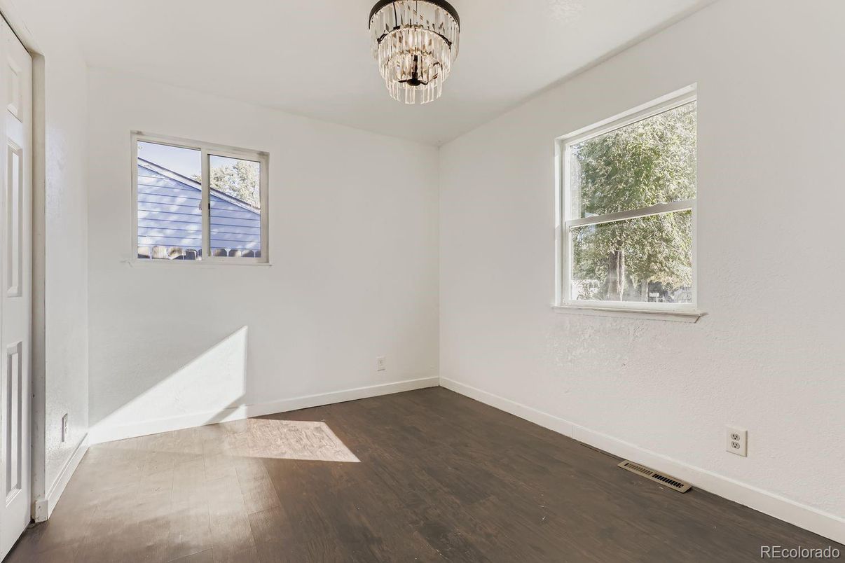 Chandelier, Empty room, Interior, Wood Texture Flooring