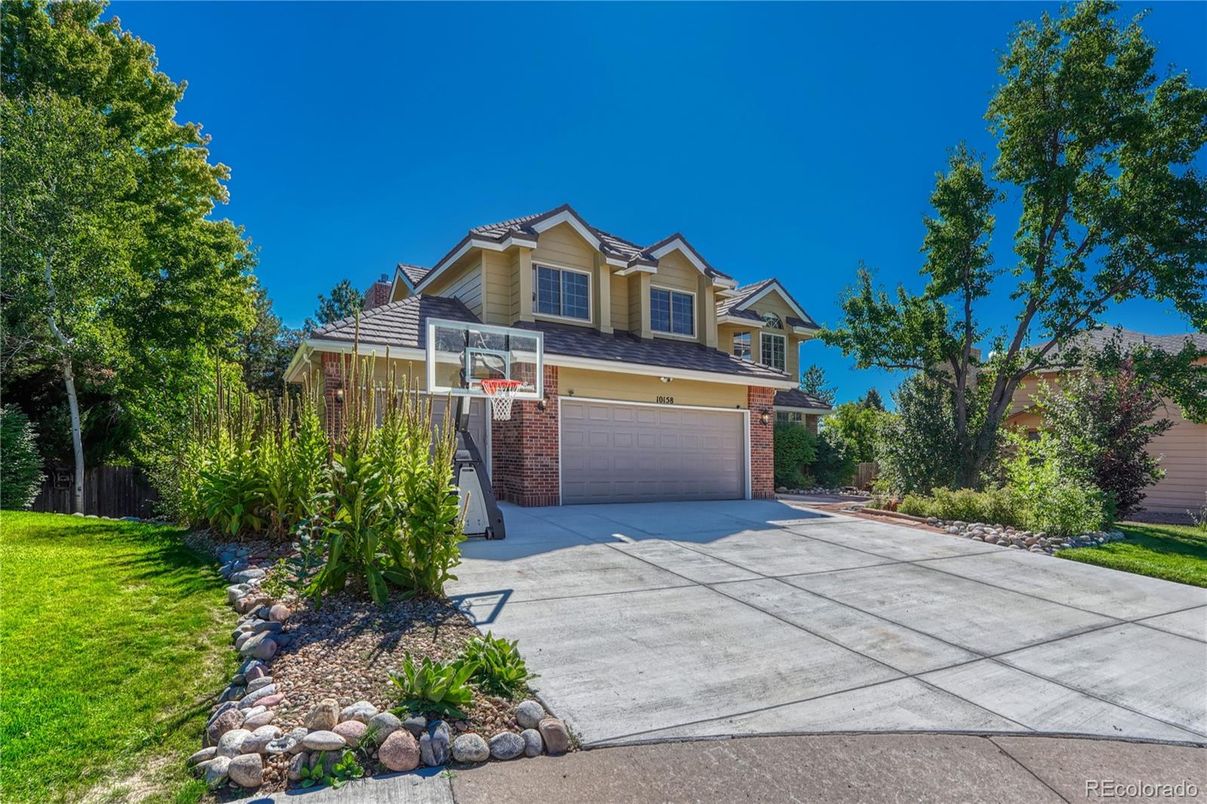 Attached, Exterior, Facade, Brick Facade, Queen Anne Victorian