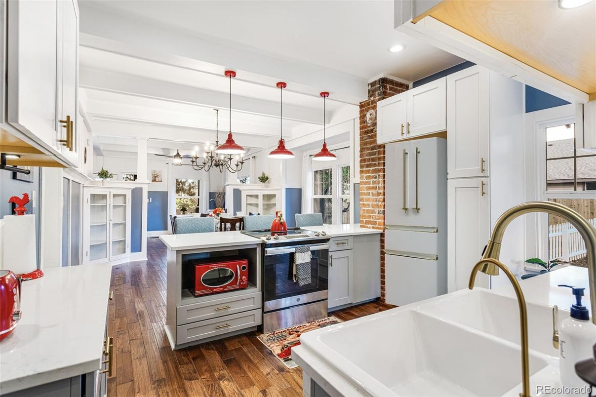 Chandelier, Dining room, Interior, Kitchen, Pendant Lights, Recessed Lighting, Wood Texture Flooring