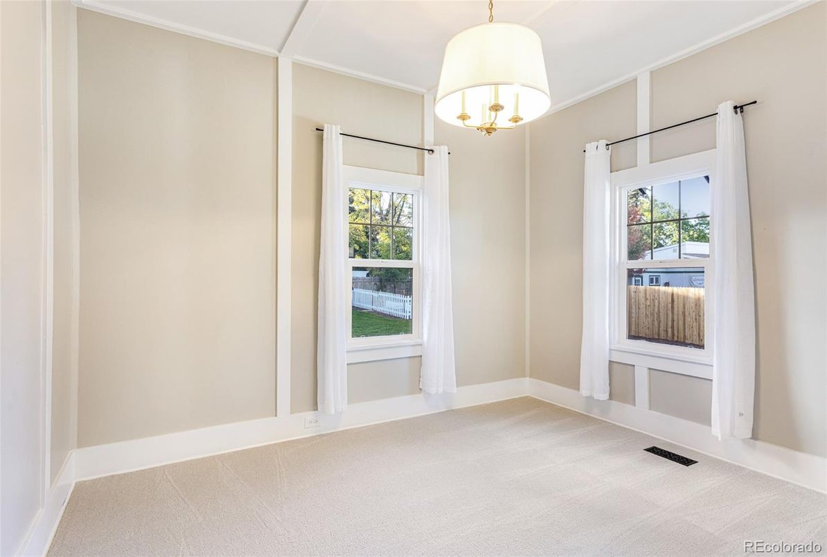 Empty room, Interior