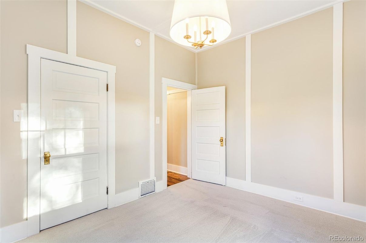 Empty room, Interior