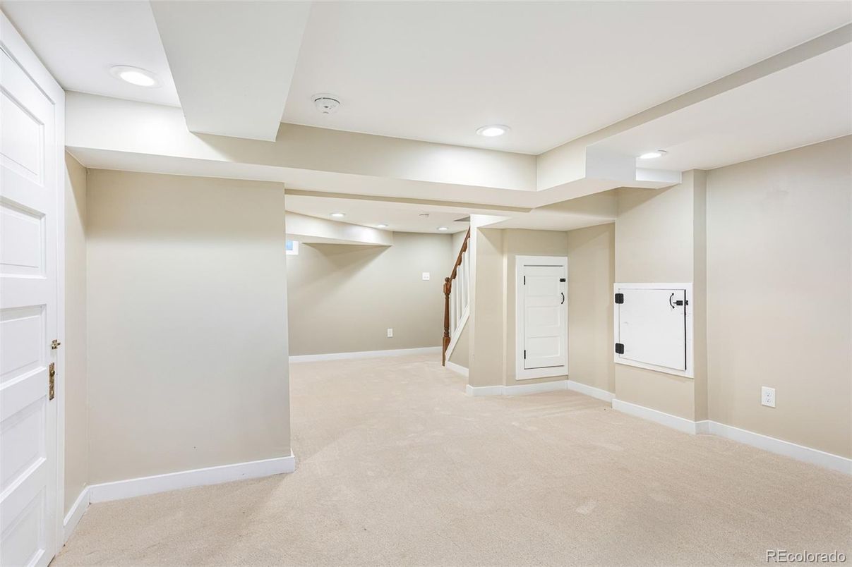 Empty room, Interior, Recessed Lighting