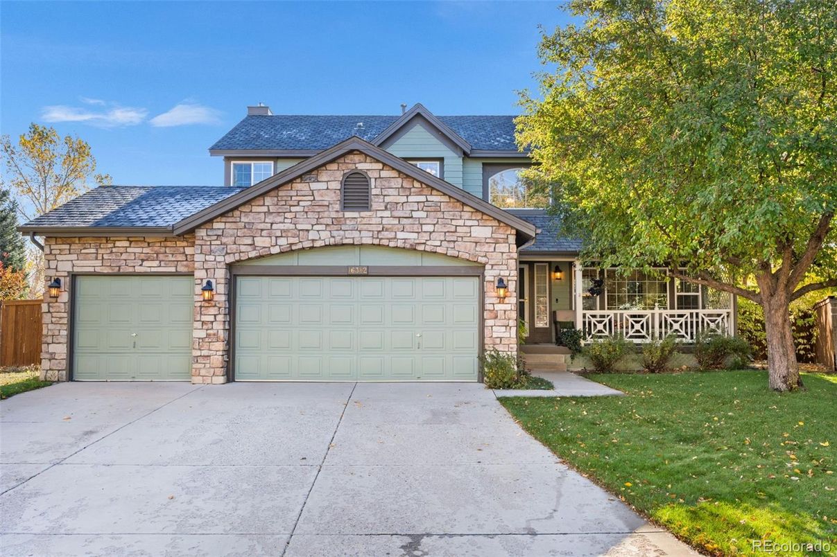 Attached, Exterior, Facade, Brick Traditional