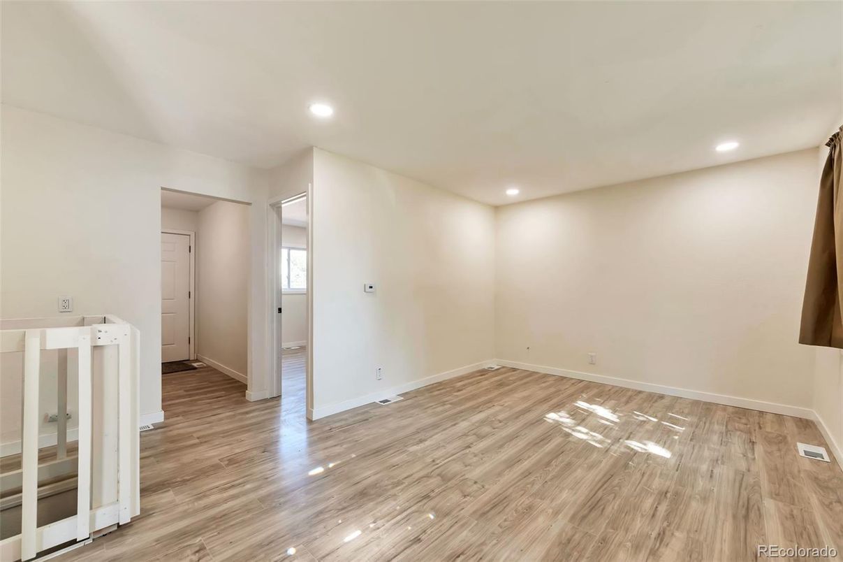 Empty room, Interior, Recessed Lighting, Wood Texture Flooring