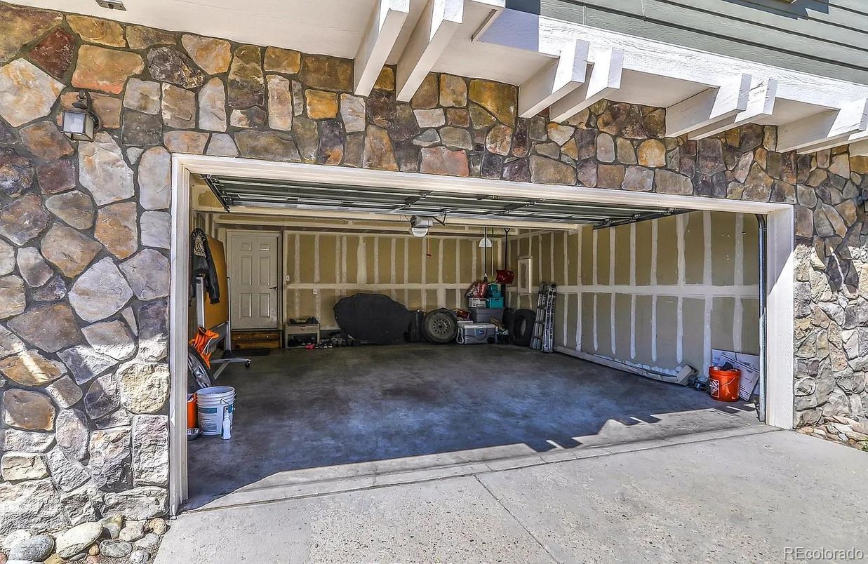 Exterior, Garage