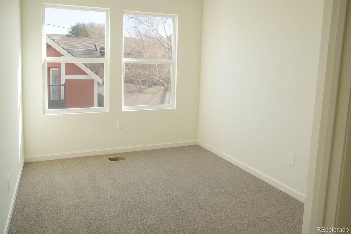Empty room, Interior