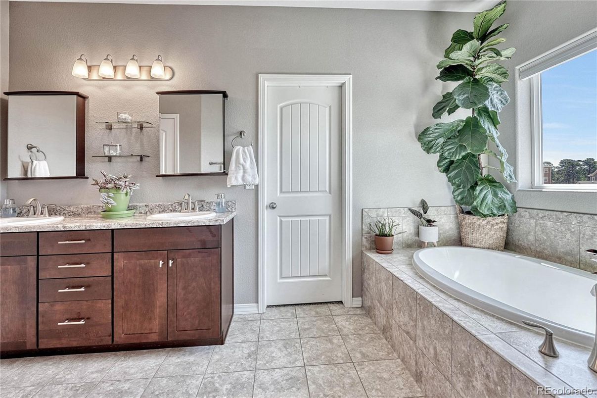 Bathroom, Dual Sink Vanities, Interior