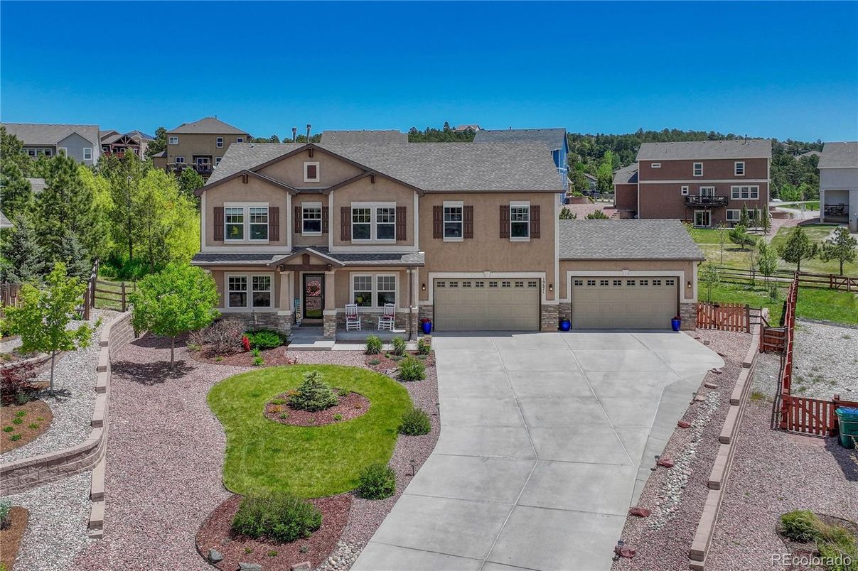 Attached, Exterior, Facade, Rowhouse