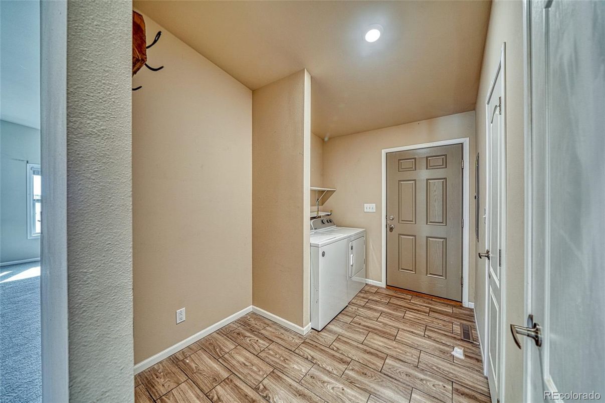 Interior, Recessed Lighting, Washer, Wood Texture Flooring