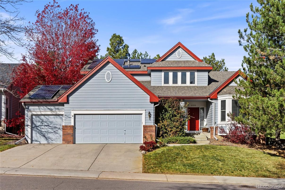 Attached, Exterior, Facade, Solar Panels, American Craftsman