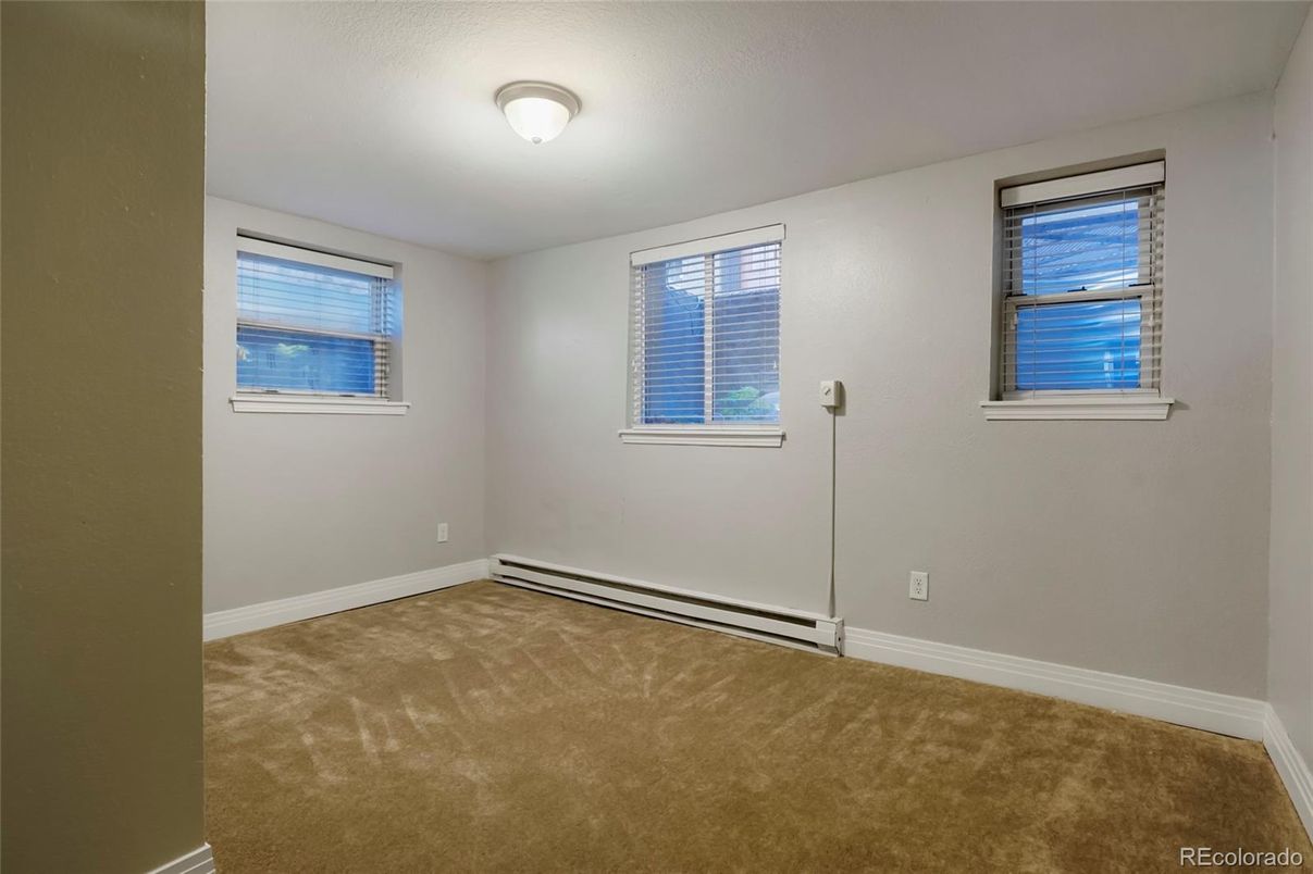 Empty room, Interior