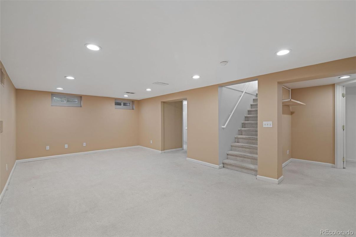 Empty room, Interior, Recessed Lighting