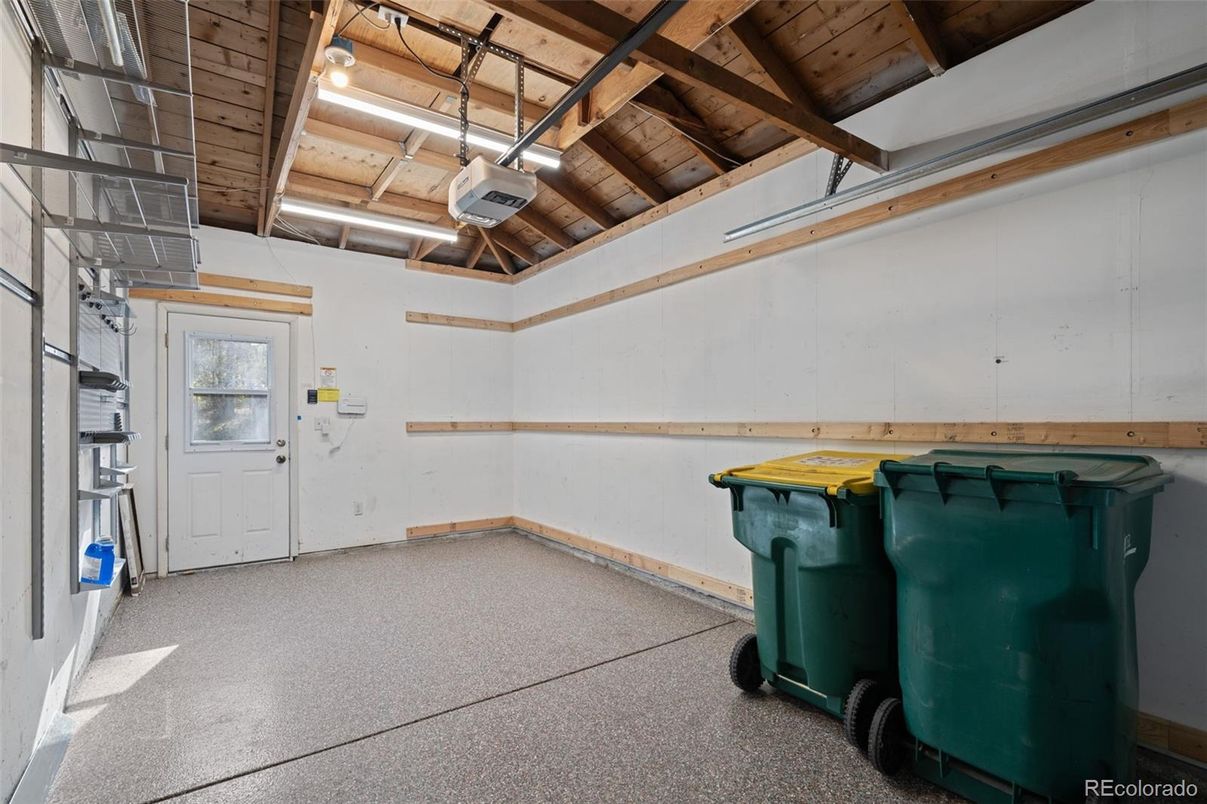 Empty room, Interior, Wooden Beams, Wooden Ceilings