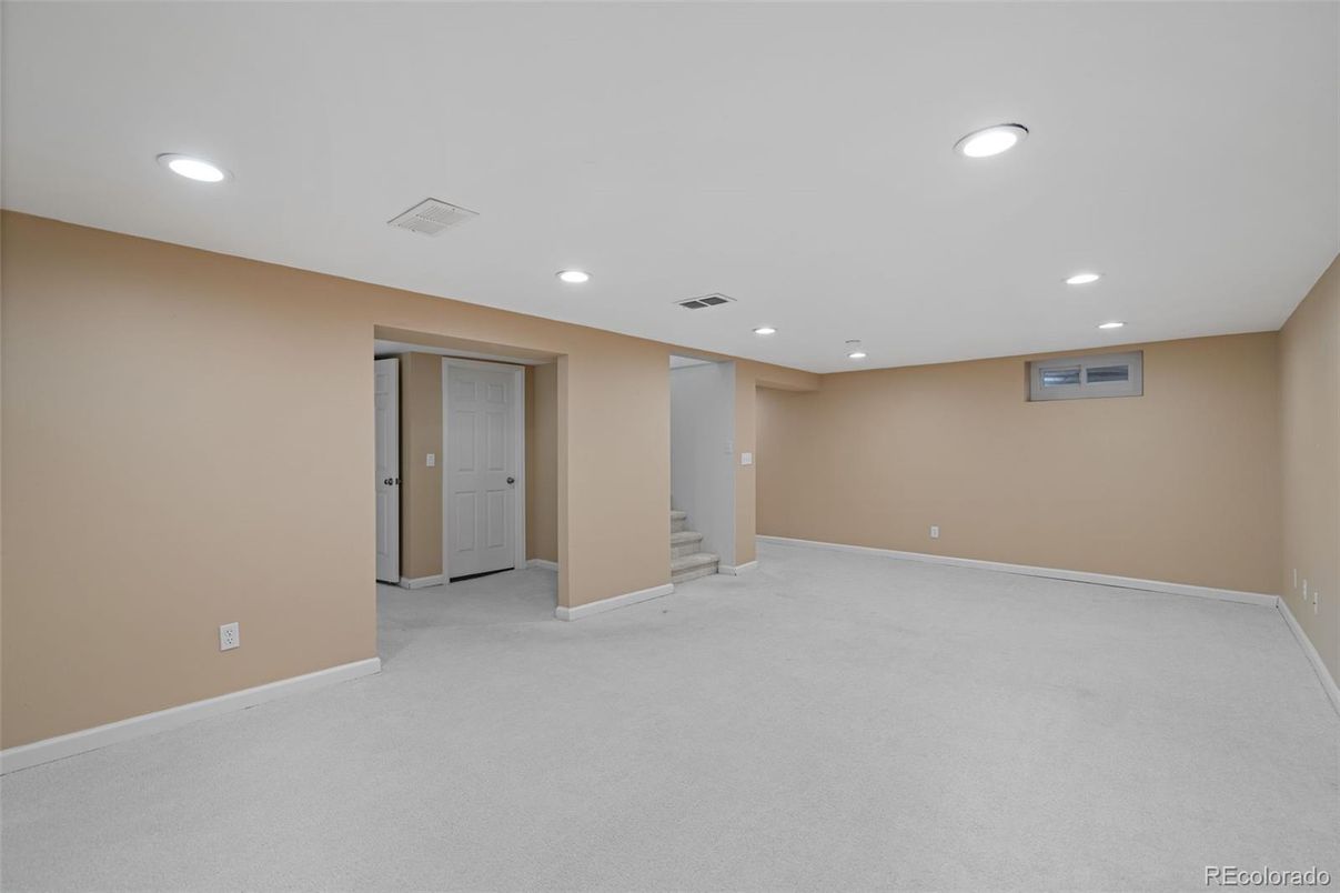 Empty room, Interior, Recessed Lighting