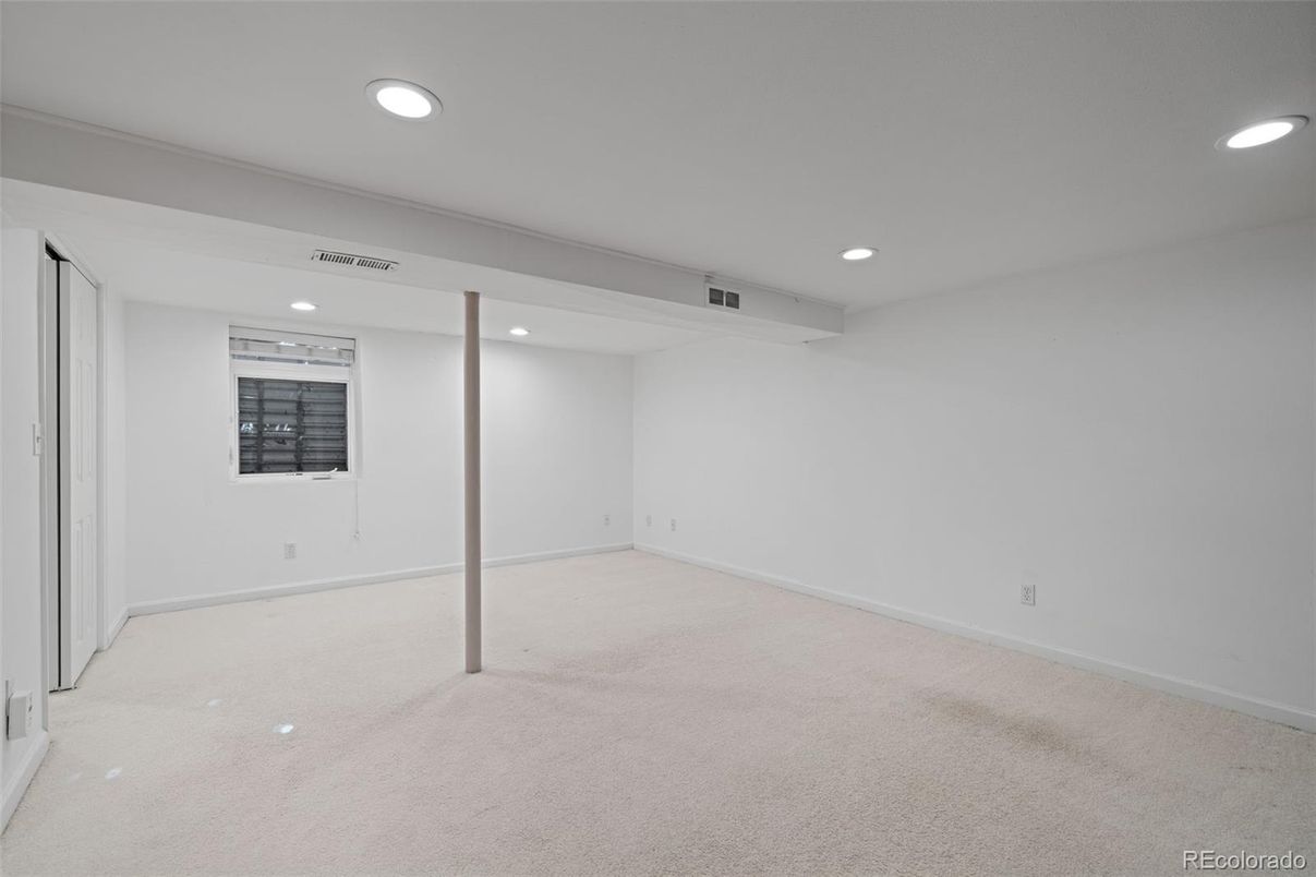 Empty room, Interior, Recessed Lighting