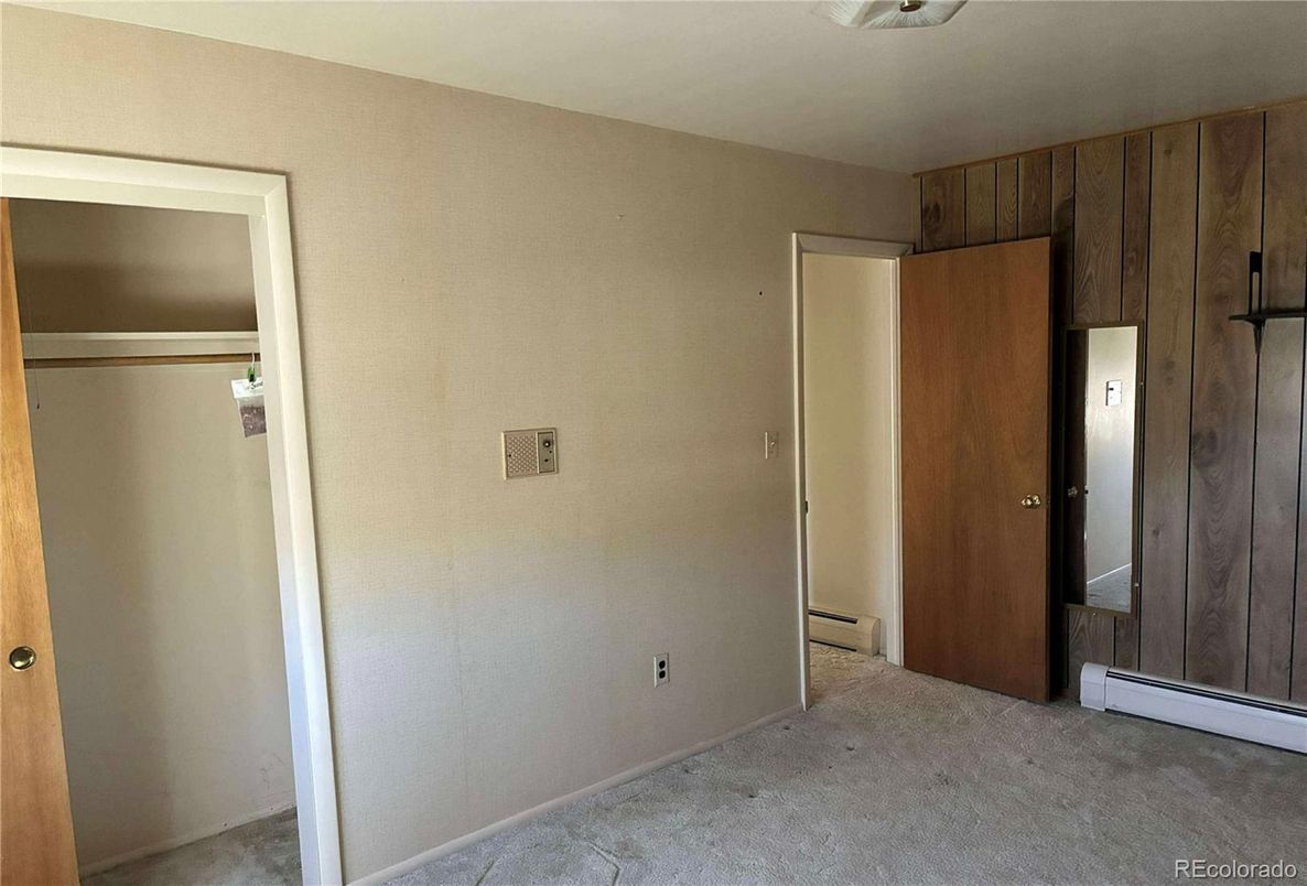Empty room, Interior