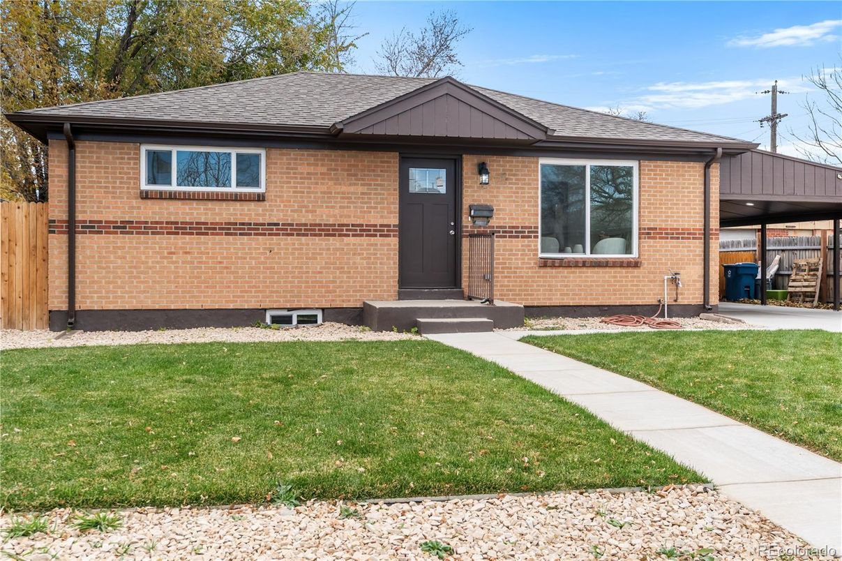 Exterior, Facade, Brick Facade, Split Level