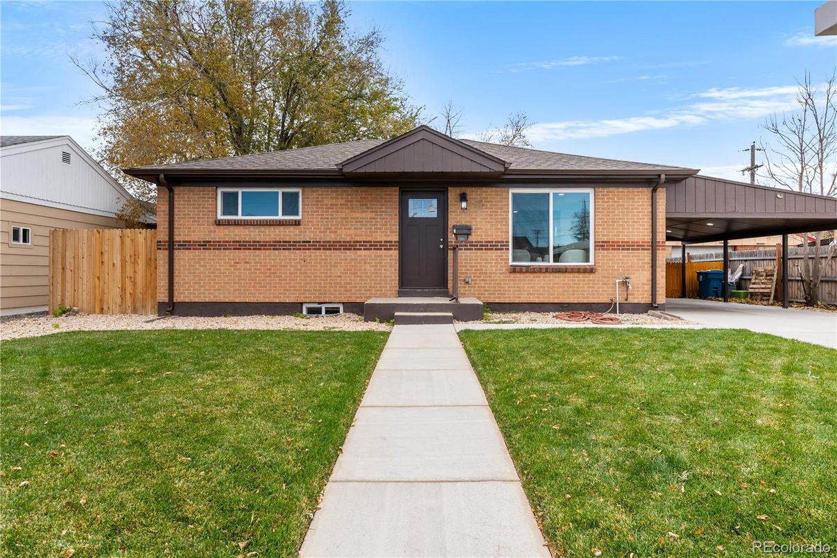 Exterior, Facade, Brick Facade, Split Level