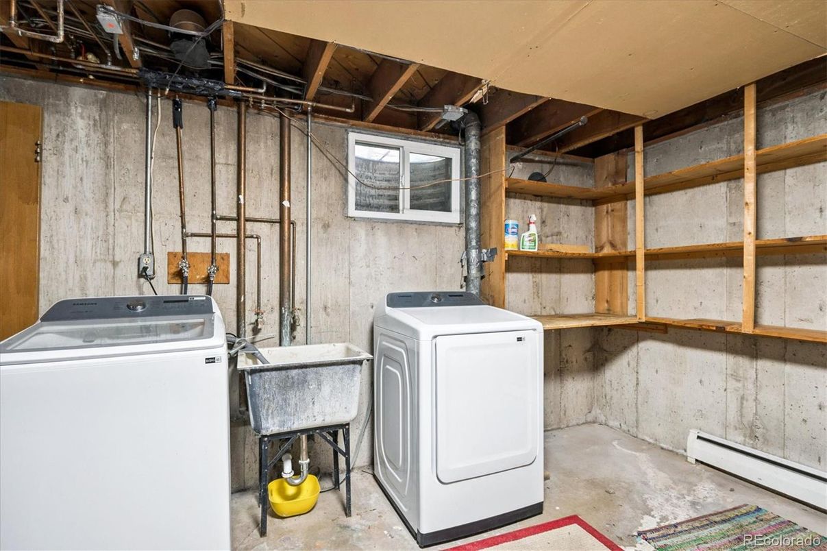 Interior, Washer, Wooden Beams, Wooden Walls