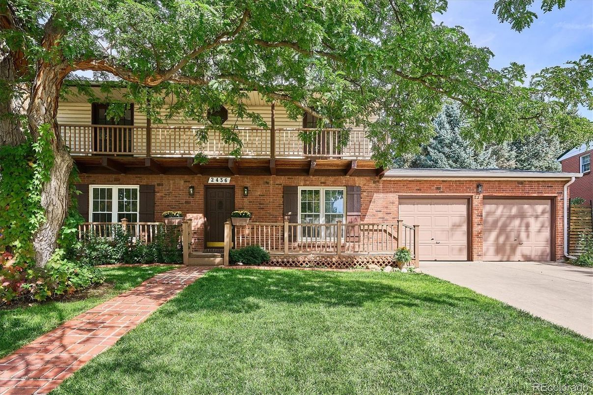 Attached, Exterior, Facade, Brick Facade, Log Home