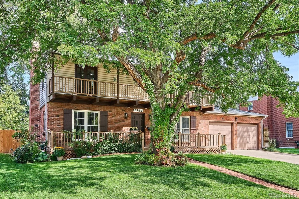 Attached, Exterior, Facade, Brick Facade, Log Home