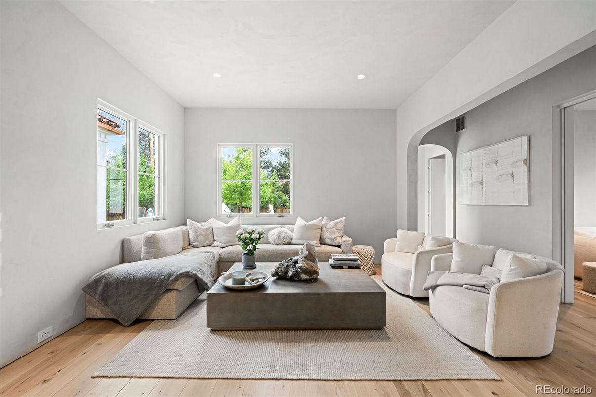 Interior, Living room, Recessed Lighting, Wood Texture Flooring