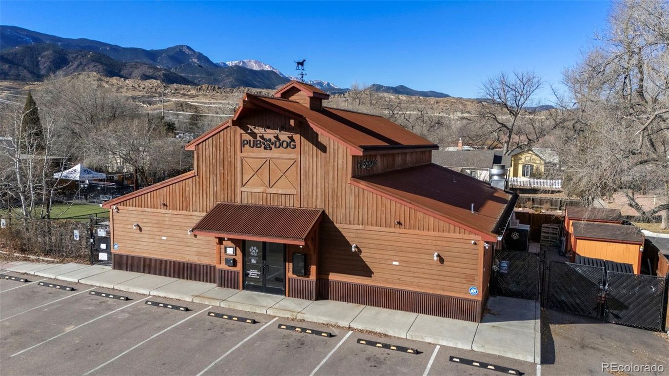 Exterior, Facade, Log Home