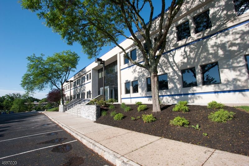 Exterior, Facade, Modern