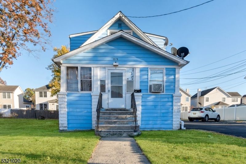 Exterior, Facade, Queen Anne Victorian