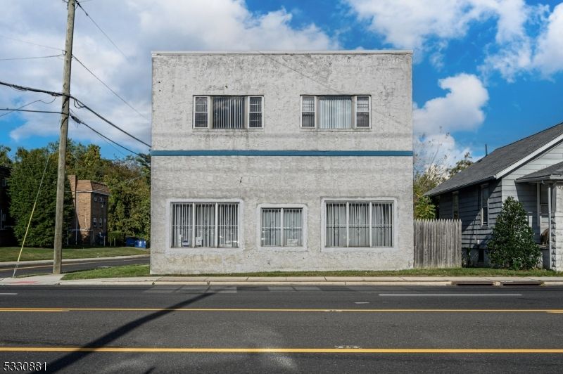 Exterior, Facade, Modern