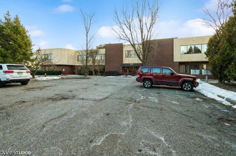 Exterior, Facade, Modern