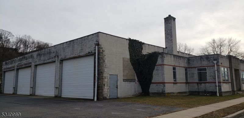 Attached, Exterior, Facade, Modern