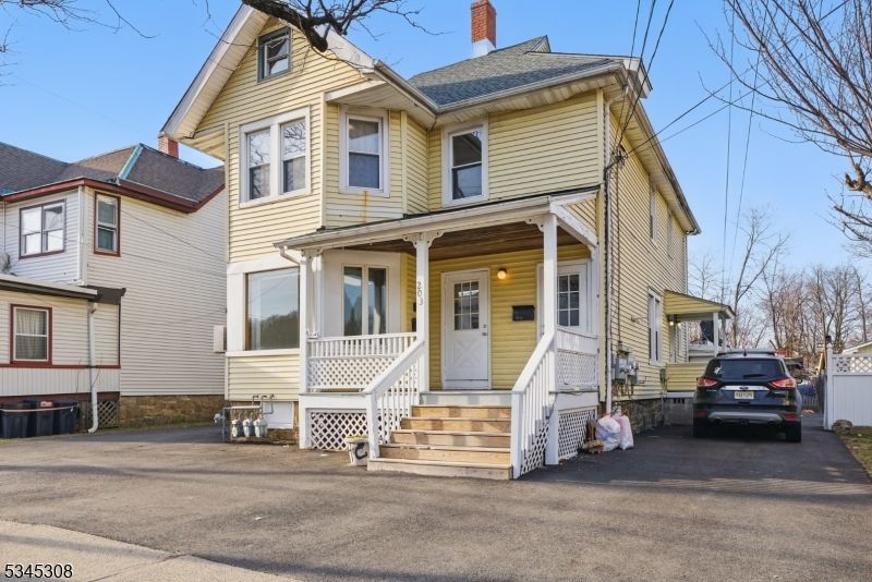 Exterior, Facade, Queen Anne Victorian