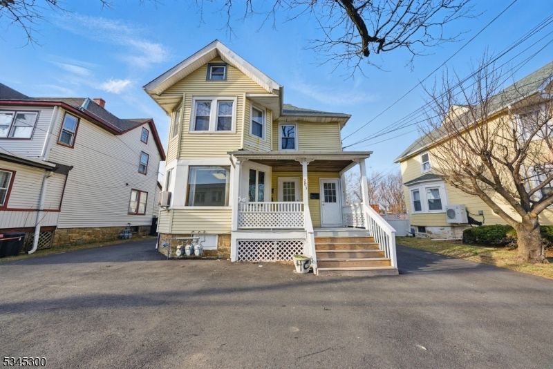 Exterior, Facade, Queen Anne Victorian