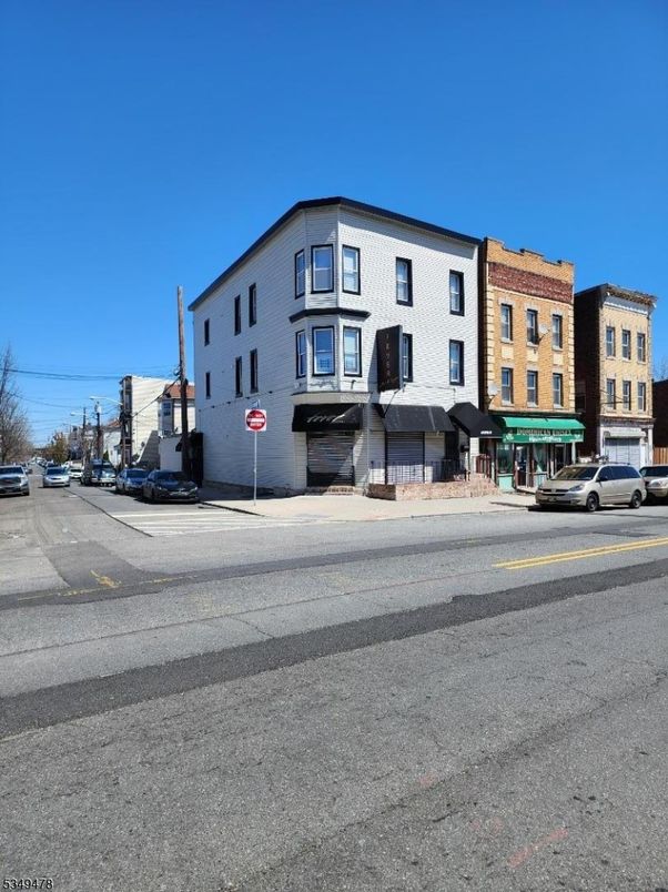 Exterior, Facade, Rowhouse