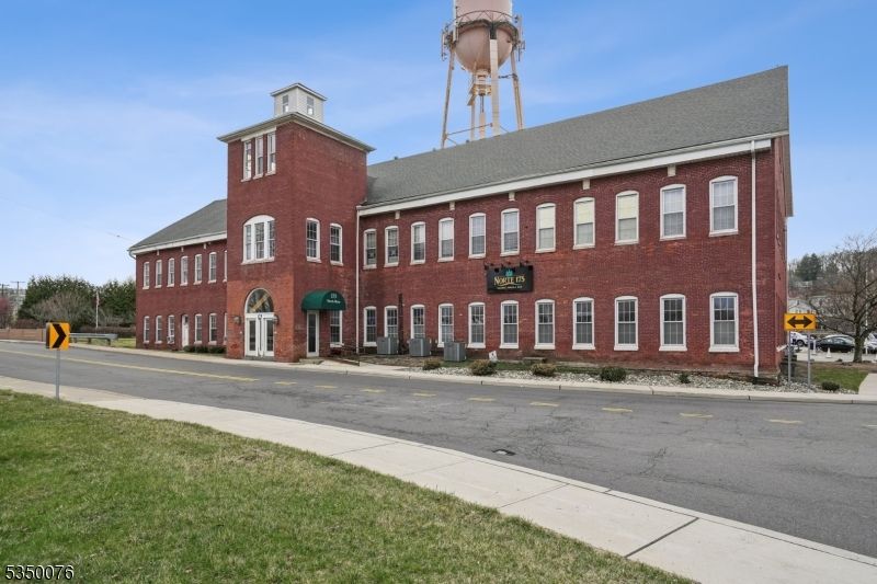 Exterior, Facade, Brick Facade, Georgian