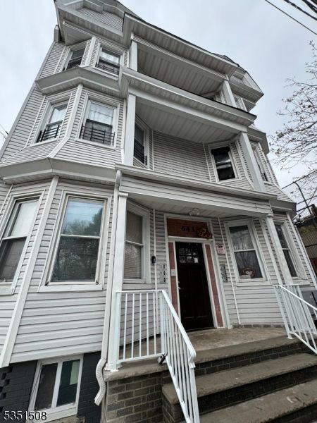 Exterior, Facade, Queen Anne Victorian