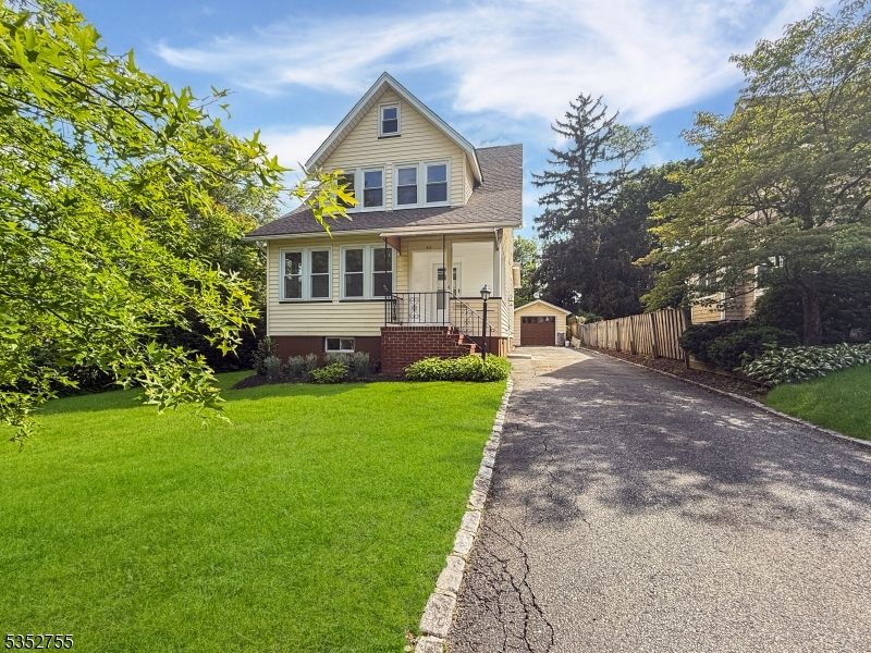 Exterior, Facade, Queen Anne Victorian